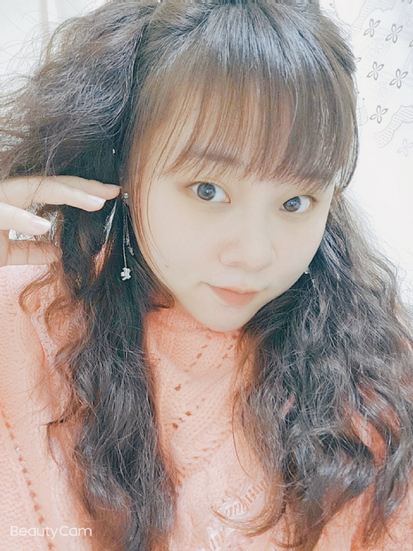 艾薇儿的第一张照片--揭阳相亲服务中心