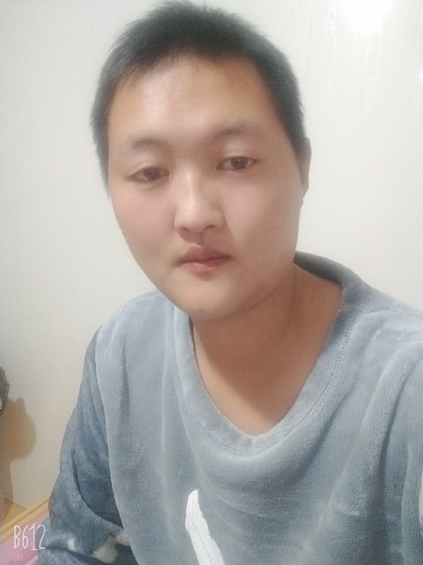 烟圈里透着伤的第一张照片--揭阳相亲服务中心