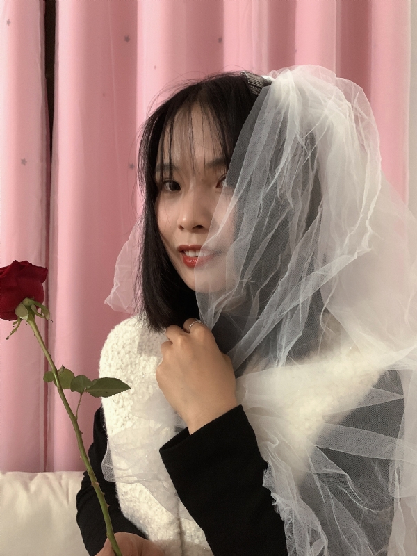 持紫菜包饭的女孩的第一张照片--揭阳相亲服务中心