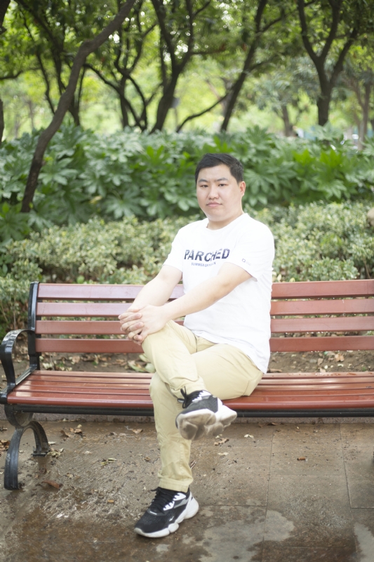 抱着鱼睡觉的猫的第一张照片--揭阳相亲服务中心